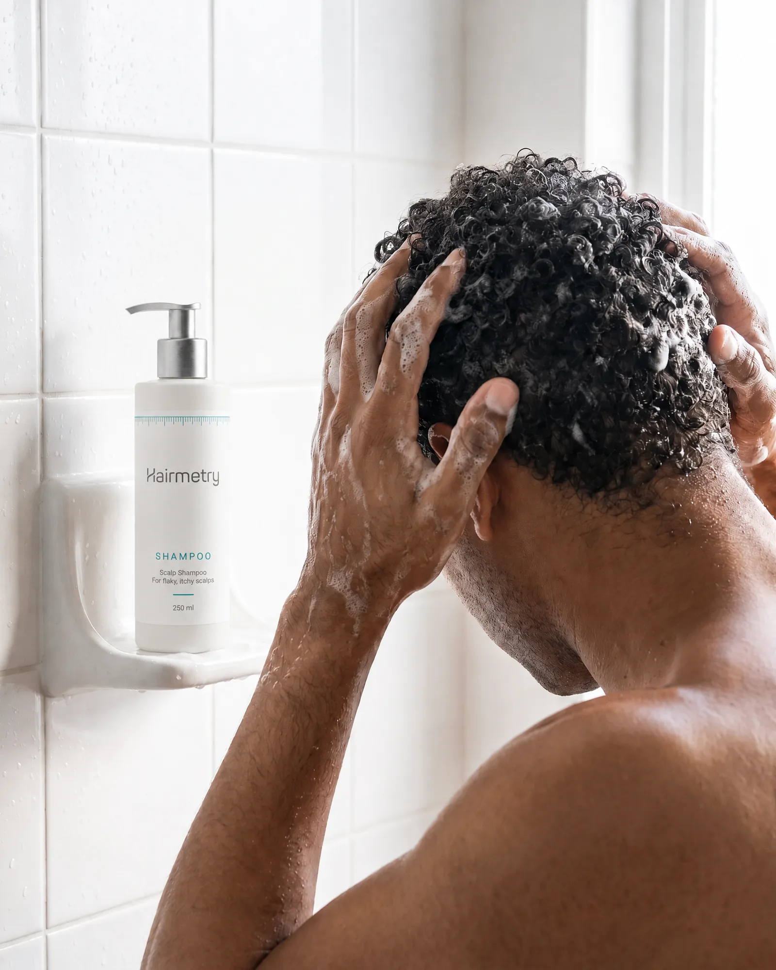 Shampoo per cuoio capelluto in use